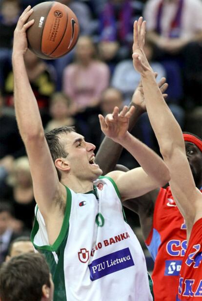 Mirza Begic, en un partido con el Zalgiris Kaunas.