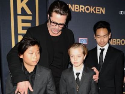 Shiloh (centro), junto a seus irmãos Pax (esquerda) e Maddox e seu pai, Brad Pitt.
