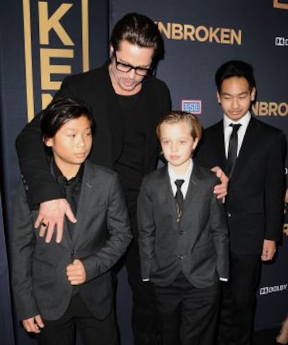 Shiloh (centro), junto a seus irmãos Pax (esquerda) e Maddox e seu pai, Brad Pitt.