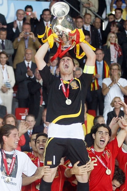 España ganó la Eurocopa de 2008, creando un estilo de juego que hoy está plasmado en todas las categorías inferiores.