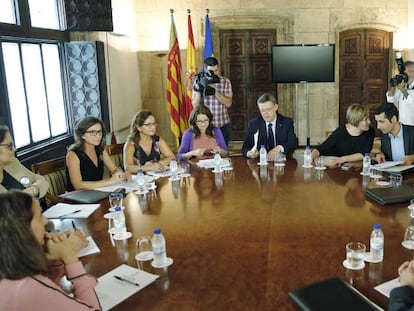 El presidente Ximo Puig, la vicepresidenta M&oacute;nica Oltra y la consejera Mar&iacute;a Jos&eacute; Salvador, con la AVM3J y la comisi&oacute;n asesora de la ley. 