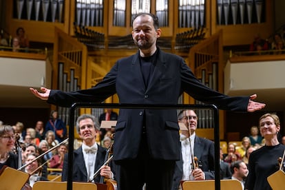 El director letón Andris Nelsons saluda al final del concierto junto a los integrantes de la Gewandhaus de Leipzig, el pasado 26 de febrero en el Auditorio Nacional.