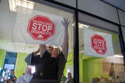 Reunión de la plataforma de Stop Desahucios de Gipuzkoa, el pasado miércoles en San Sebastián.