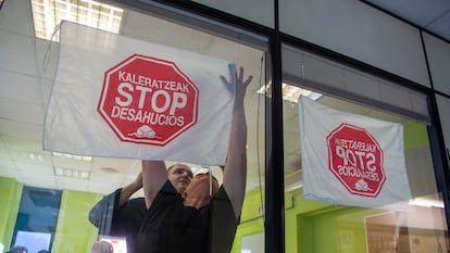 Reunión de la plataforma de Stop Desahucios de Gipuzkoa, el pasado miércoles en San Sebastián.