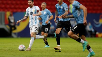 Messi foge da marcação uruguaia na partida em Brasília.