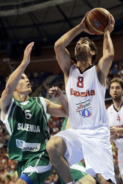 Calderón penetra a canasta ante Eslovenia.