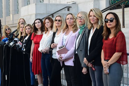 Un grupo de actrices y mujeres que rompieron el silencio para señalar a Harvey Weinstein posan juntas en febrero de 2020, tras conocerse el veredicto en Nueva York.