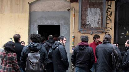 Puerta del edificio okupado ayer por el Patio Maravillas en la Traves&iacute;a de San Mateo