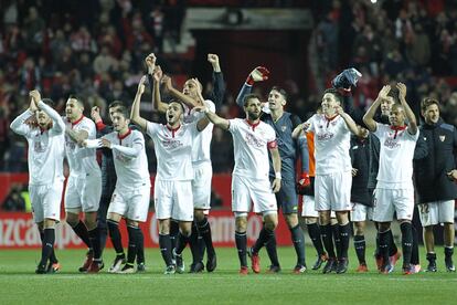 Los jugadores del Sevilla, celebran la victoria ante el Real Madrid.