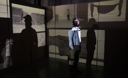El artista Luis Úrculo, ante su instalación en Matadero de Madrid 'Procesos infinitos'.