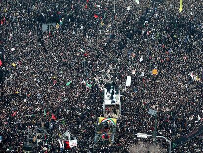 Multidão se reúne na cidade iraniana de Mashhad para homenagear o general Qasem Soleimani.