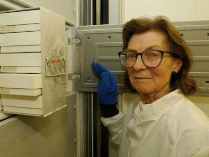 A doutora Anne McLaren, no Museu de História Natural de Londres.