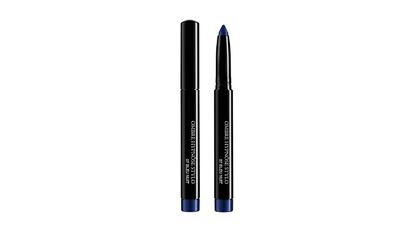 Sombra de ojos azul Ombre Hypnôse Stylo de Lancôme, textura en crema de larga duración. Disponible en varios colores.