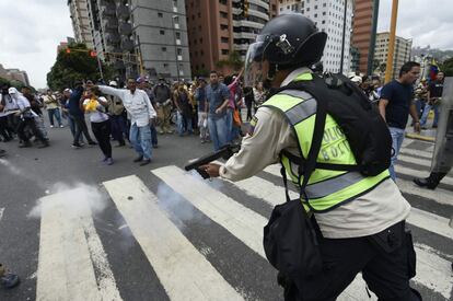 “O povo enfurecido defende os seus direitos!” foi um dos gritos na Avenida Libertador, onde se formou o maior congestionamento entre os manifestantes e um grande número de policiais e guardas.