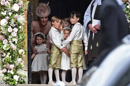 La duquesa de Cambridge, junto con la princesa Carlota de Gran Bretaña, y las otras damas de honor y pajes, esperando a la llegada de Pippa Middleton.