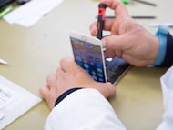 Proceso de reparación y reacondicionado de un teléfono inteligente, en una imagen cedida por la compañía.