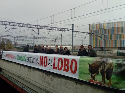 Ganaderos de Ávila la semana pasada tras una pancarta en la que muestran su rechazo al lobo.