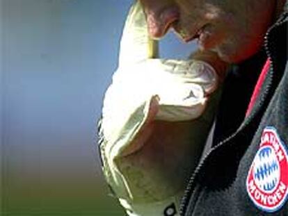 Kahn se frota el ojo derecho, ayer en el partido ante el Leverkusen.