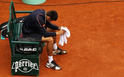 El serbio Novak Djokovic se lamenta tras caer derrotado por el español Rafael Nadal en la final del torneo Roland Garros 2012 de tenis, en París. 
