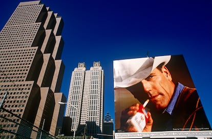 Un anuncio de Philip Morris en el que la empresa utiliza al icónico hombre de Marlboro en una pancarta en Atlanta (EE UU).