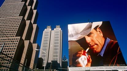 Un anuncio de Philip Morris en el que la empresa utiliza al icónico hombre de Marlboro en una pancarta en Atlanta (EE UU).