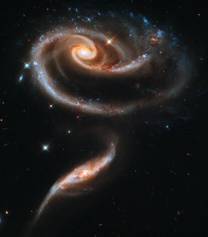 Una galaxia Arp 273 (galaxia rosa).