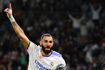 Karim Benzema celebra el quinto gol del Madrid al Mallorca.