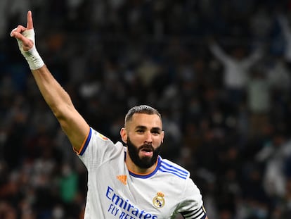 Karim Benzema celebra el quinto gol del Madrid al Mallorca.