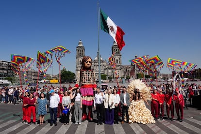 La Pequeña Amal posa para un retrato en el Zócalo de Ciudad de México, el pasado 18 de noviembre. 