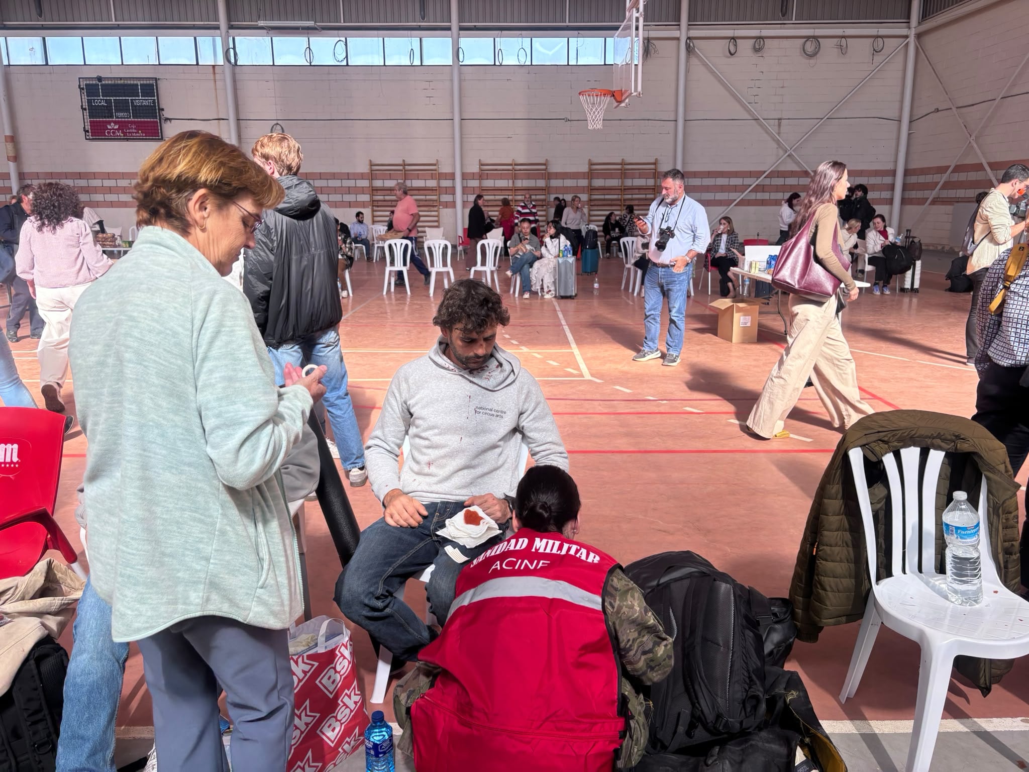 Viajeros de los trenes implicados en el choque reciben asistencia en Urda, este miércoles.
