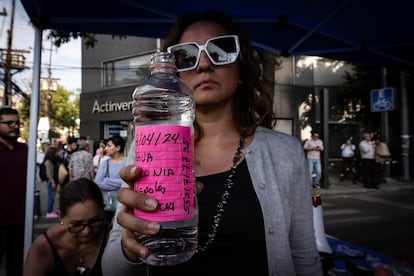 Una vecina de la alcaldía Cuauhtémoc con una muestra de agua contaminada, durante un corte vial, el 9 de abril.