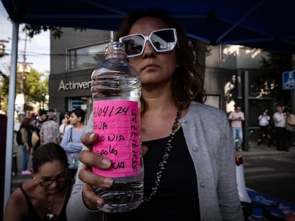 Una manifestante lleva una botella de agua contaminada durante un bloqueo, este 9 de abril en Ciudad de México.