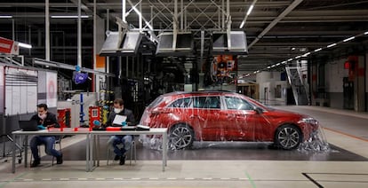 Dos trabajadores de SEAT trabajan en el control de pedidos