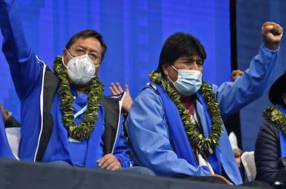 O presidente de Bolívia, Luis Arce (esquerda), com Evo Morales, em março de 2021.