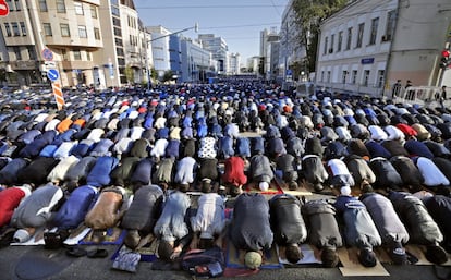Musulmanes rusos asisten al rezo de la mañana durante la celebración de la Fiesta del Sacrificio o Eid al Adha en Moscú (Rusia).