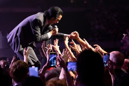 El intérprete Nick Cave, junto al público en el Palau Sant Jordi de Barcelona, el jueves.