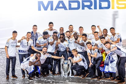 Los jugadores del Real Madrid durante la celebración este domingo en la plaza de Cibeles con los aficionados blancos.