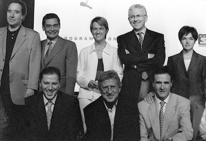  Presentación de la nueva programación de la Cadena SER de Radio en septiembre de 1999. De izquierda a derecha y de arriba abajo, Iñaki Gabilondo, Augusto Delkader, Gemma Nierga, Daniel Gavela, Fina Rodríguez, Paco González, Pepe Domingo Castaño y José Ramón de la Morena.