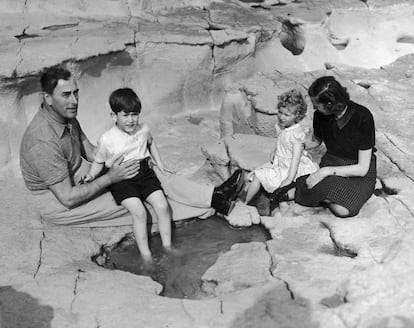 Lord Mountbatten, con el príncipe Carlos; a la derecha, lady Mountbatten con la princesa Ana de Inglaterra, durante un picnic en Malta en abril de 1954.