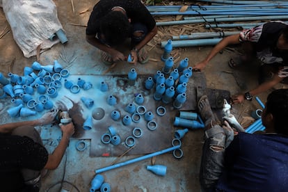 Combatientes de la Fuerza de Defensa del Pueblo tallan tuberías de agua UVC para fabricar bombas en un campamento secreto en la selva cerca de la línea del frente en la región de Tanintharyi, Myanmar el 22 de marzo de 2024. 