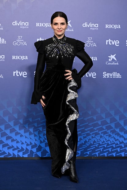 La actriz francesa Juliette Binoche recibió el Goya Internacional homenajeando al diseñador español recientemente fallecido Paco Rabanne. Se trata de un vestido negro con pedrería plateada. Las joyas son de la firma Boucheron.