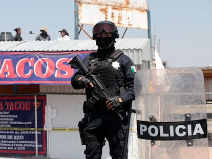 Un elemento de la policía estatal de Puebla hace guardia, en una imagen de archivo.