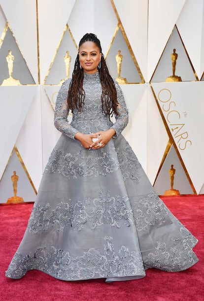 Ava DuVernay, directora de 13th, nominado a mejor documental, vestida de Ashi Studio.