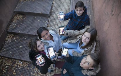 Sara, Sauditu, Hugo, Isa e Kacper exibem seus smartphones.