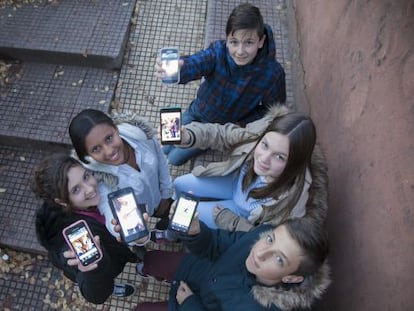 Sara, Sauditu, Hugo, Isa e Kacper exibem seus smartphones.