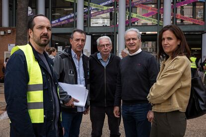 De izquierda a derecha, los alcaldes Guillermo Luján (Aldaia, PSPV-PSOE), Robert Raga (Riba-roja, PSPV-PSOE), Josep Almenar (Picanya, PSPV-PSOE), Ricardo Gabaldón (Utiel, PP) y Virginia Sanz (Buñol, PP), fotografiados en la plaza del ayuntamiento de Aldaia. 
