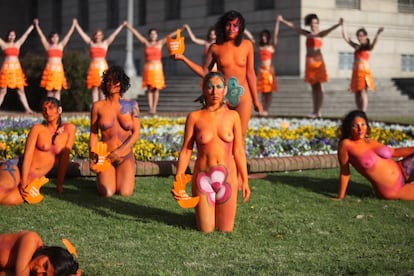 Performance de mujeres frente al Palacio Legislativo de Montevideo, en septiembre de 2012. Gentileza MYSU