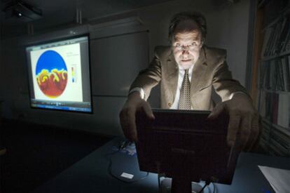 Sergio Idelsohn muestra una de sus simulaciones en el Centro Internacional de Métodos Numéricos en la Ingeniería (UPC).