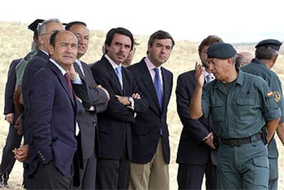 José María Aznar, flanqueado por el director de la Guardia Civil y el ministro del Interior, ayer en Logroño.