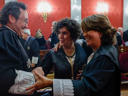 El fiscal general del Estado, Álvaro García Ortiz, con su predecesora, Dolores Delgado, y la teniente fiscal del Supremo, María Ángeles Sánchez Conde, tras su toma de posesión, en septiembre de 2022.